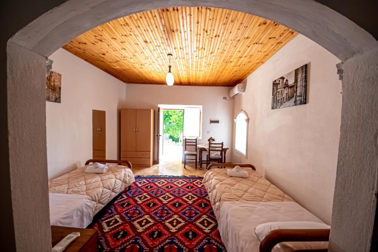 Gjirokastër Guest House Garden מראה חיצוני תמונה