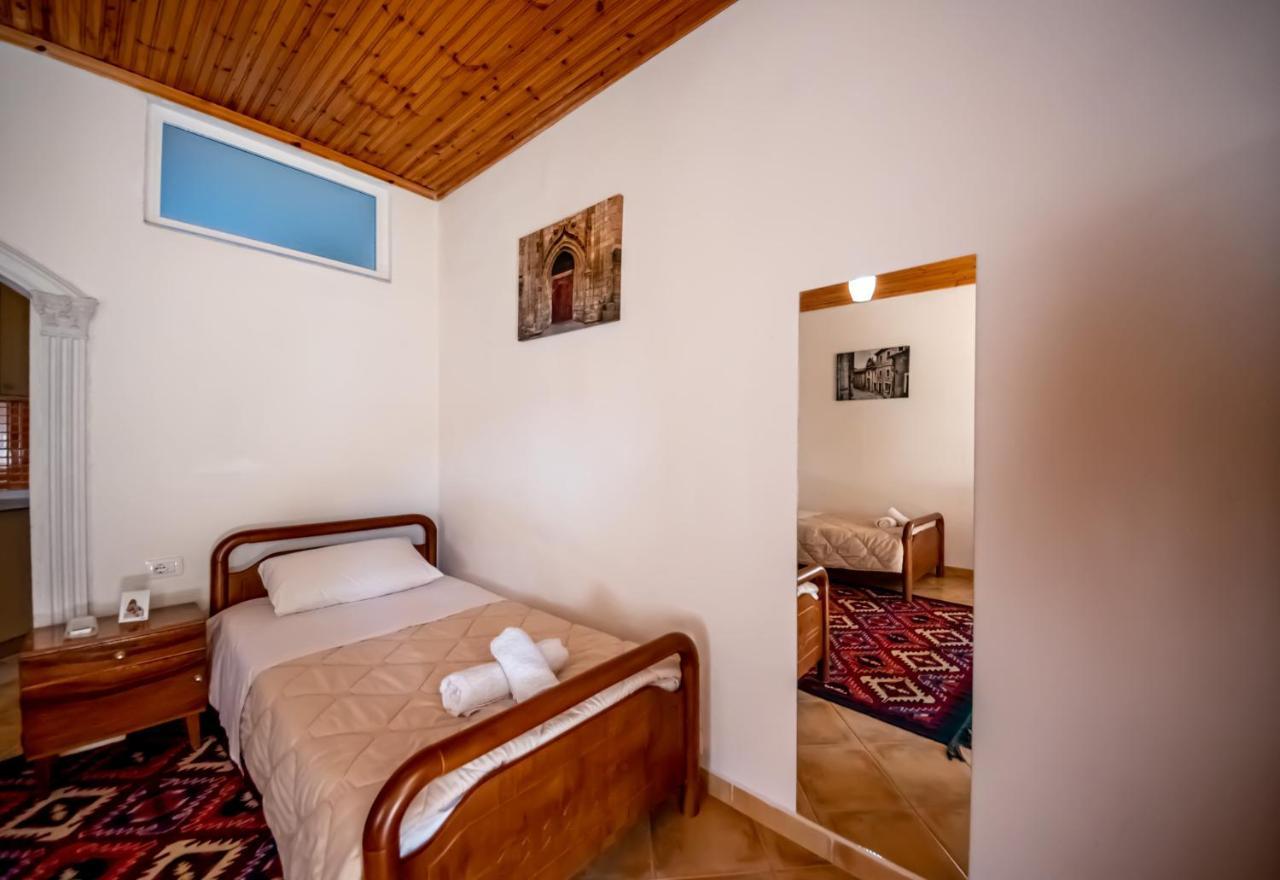 Gjirokastër Guest House Garden מראה חיצוני תמונה