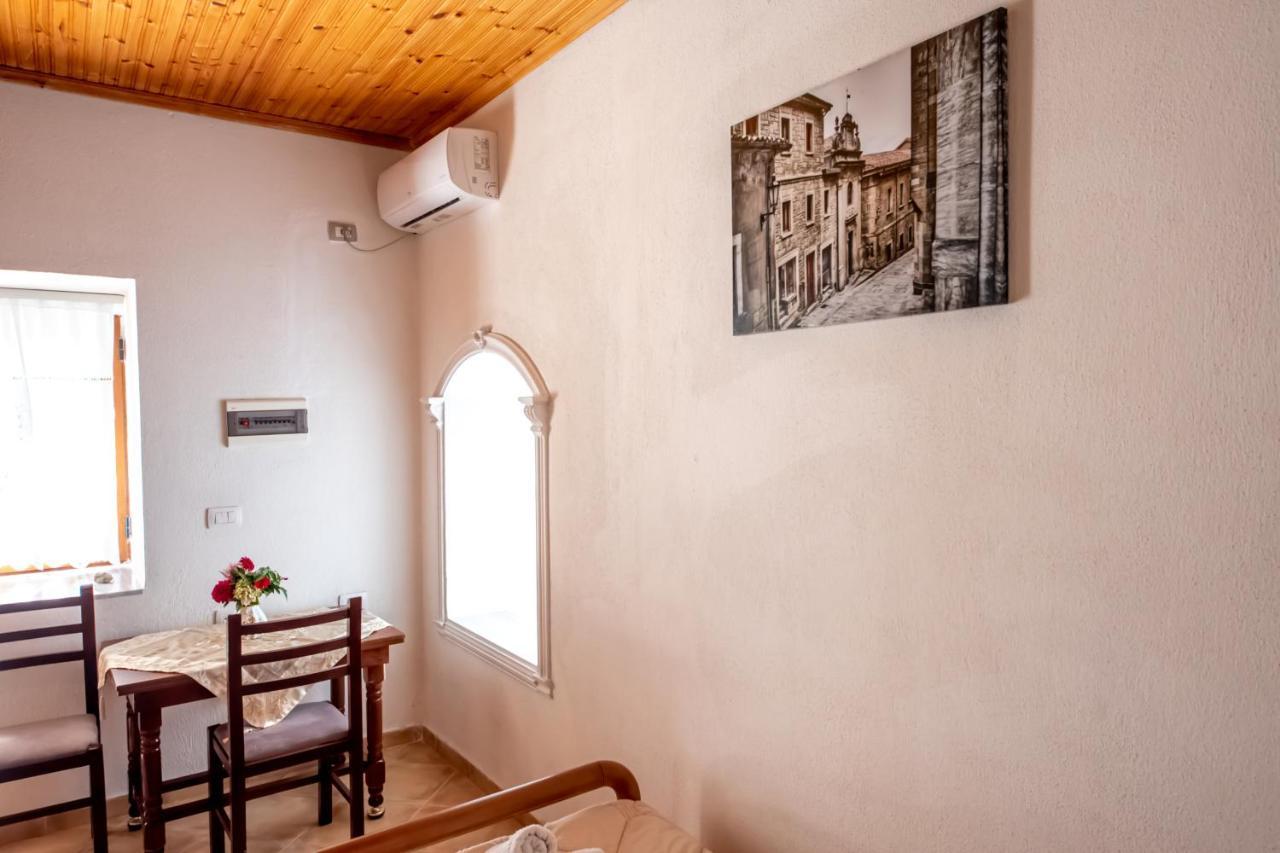 Gjirokastër Guest House Garden מראה חיצוני תמונה